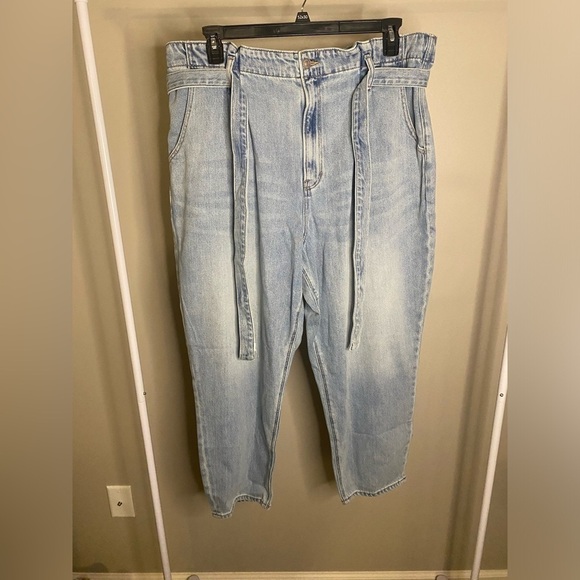 American Eagle Outfitters Denim - American Eagle highest rise mom jean